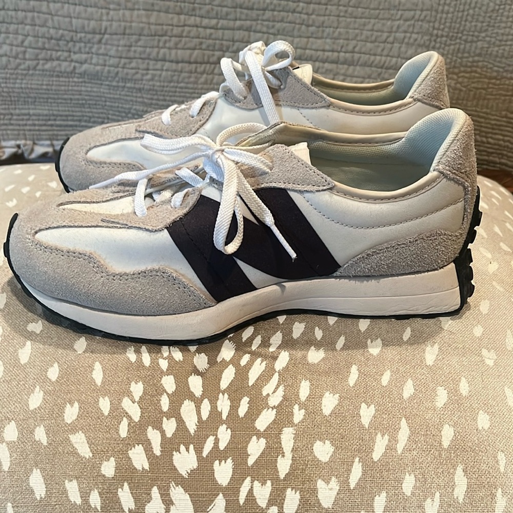 New Balance 327 Black and White. Barely worn. KIDS 6.5